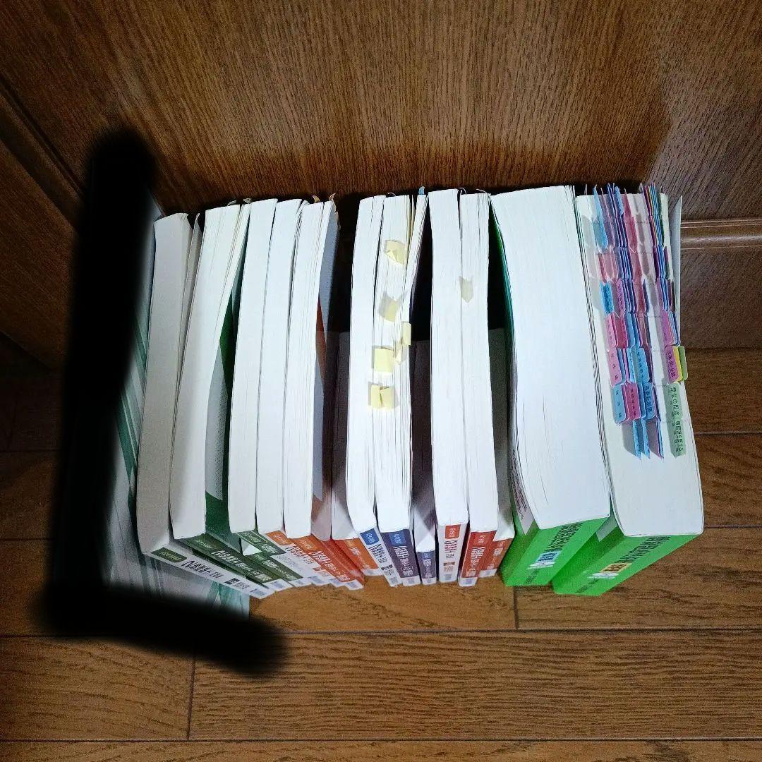 総合資格　2級建築士問題集、テキスト、法令集(ライン引済)