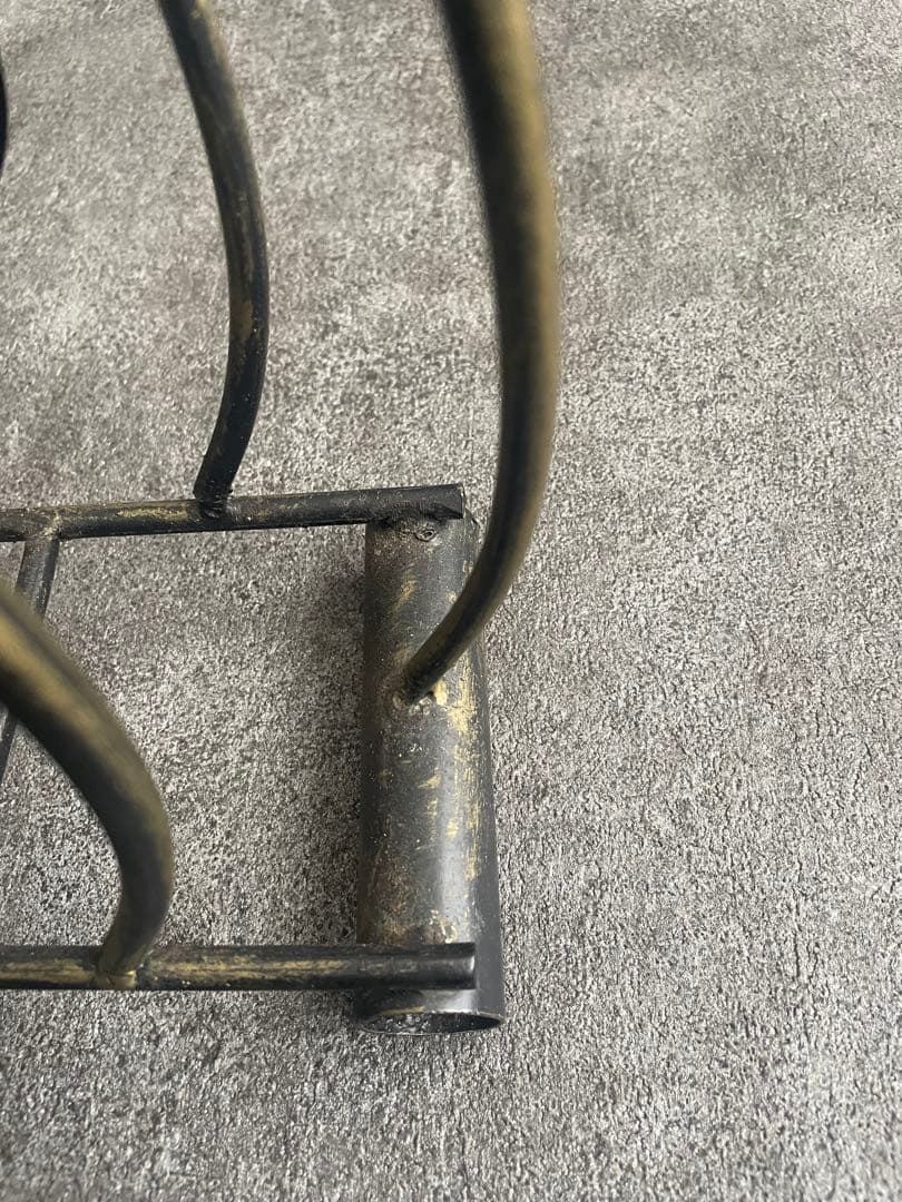 金属製のアンティークマガジンラック