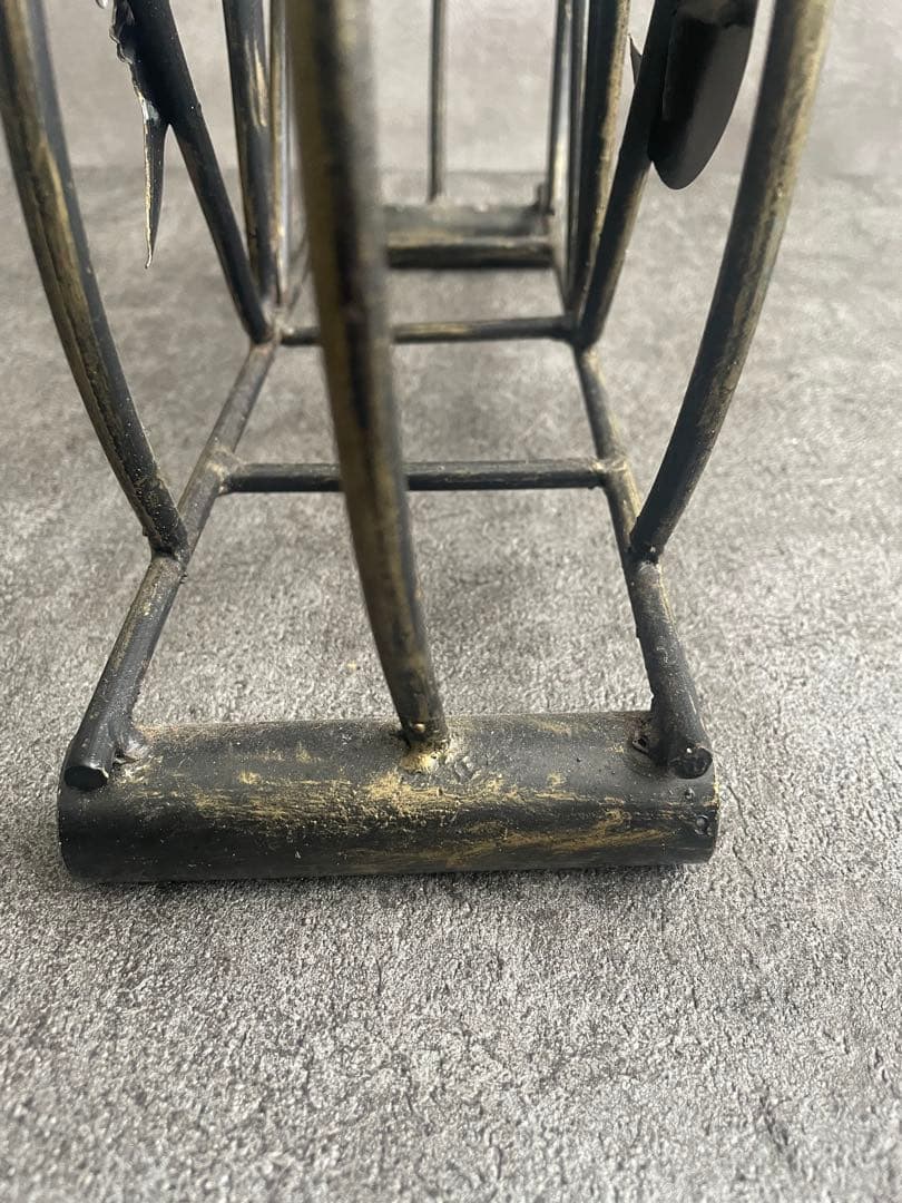 金属製のアンティークマガジンラック