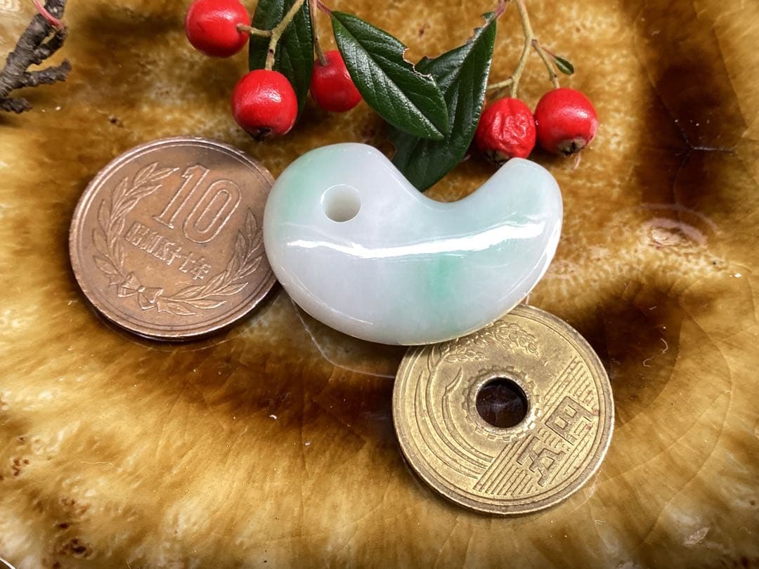 ✳premiumシリーズ*糸魚川翡翠勾玉　一生物の守護石　再結晶線入り安価卸し‼️