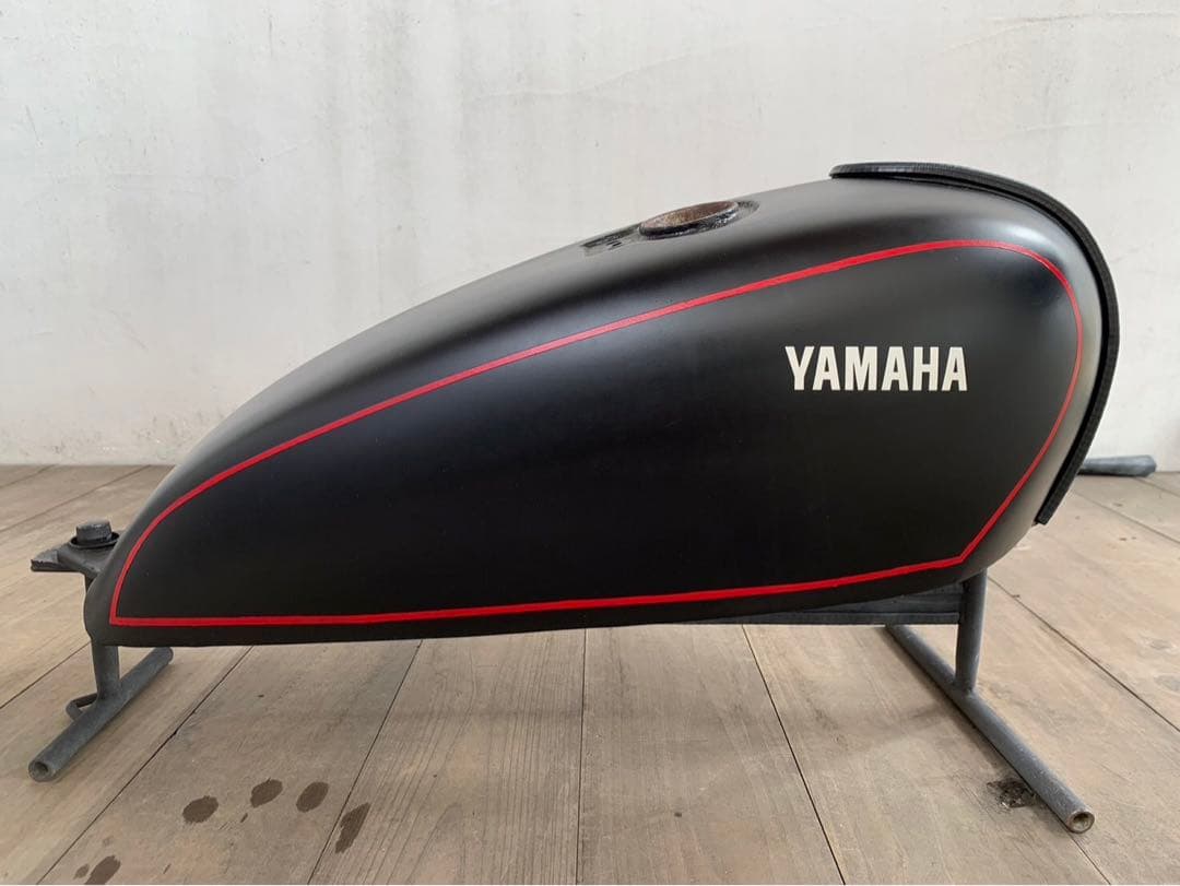 SR400用チョップタンク 黒 赤ライン