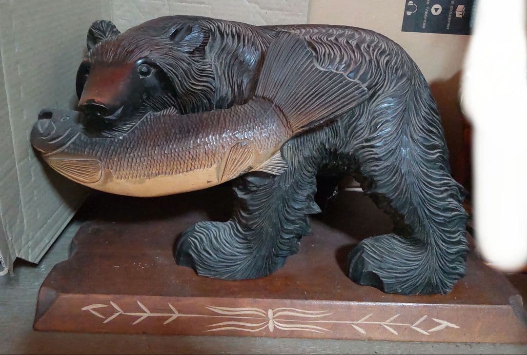 鮭をくわえた熊　木彫りの熊　台付き