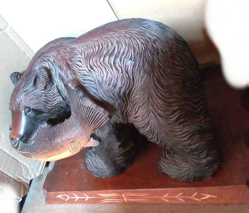 鮭をくわえた熊　木彫りの熊　台付き