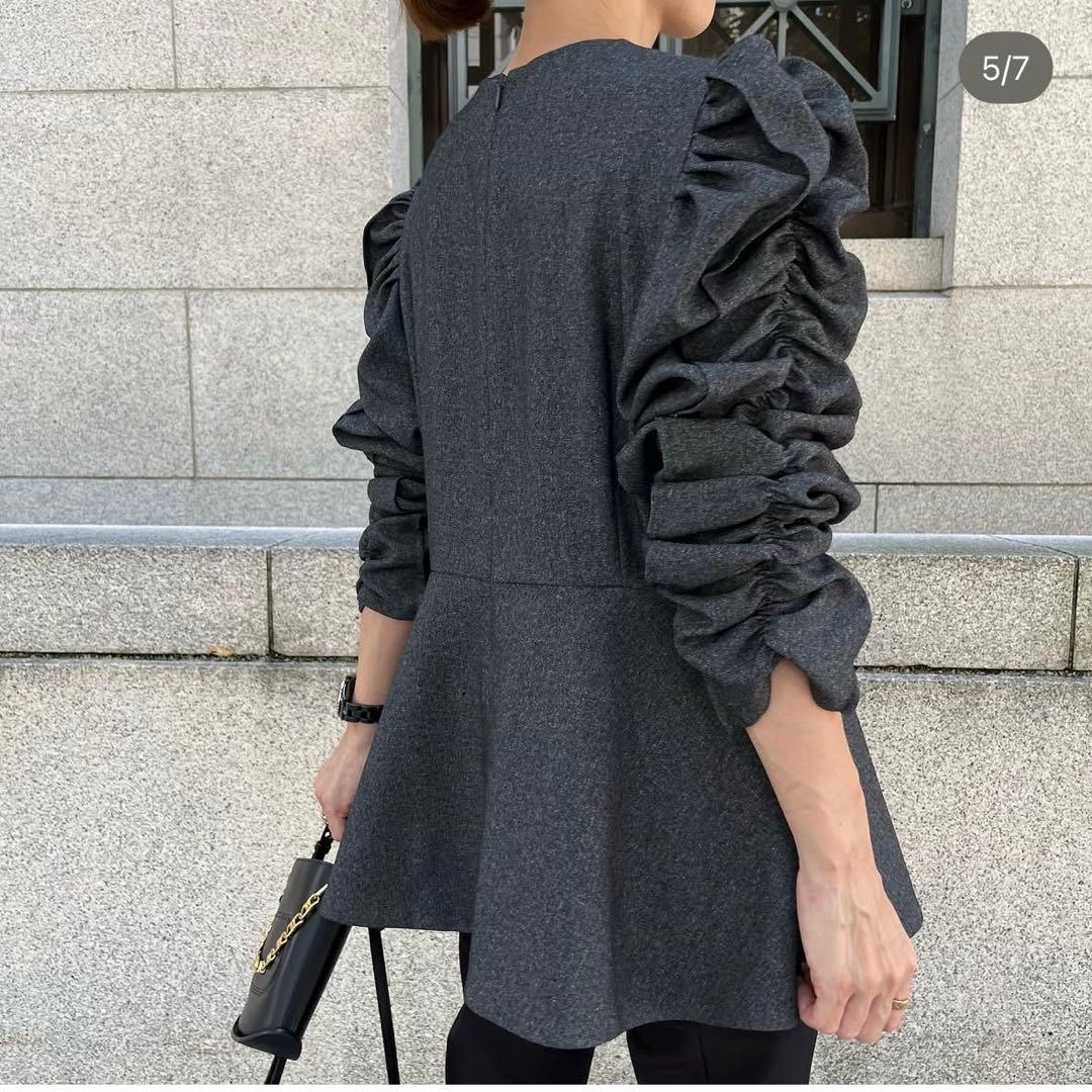 heve シャーリングペプラムブラウス チャコール