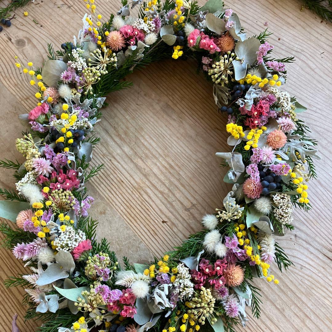 大きなミモザとピンクのオーバルリース　イタリア産ミランドール　スターチス　春