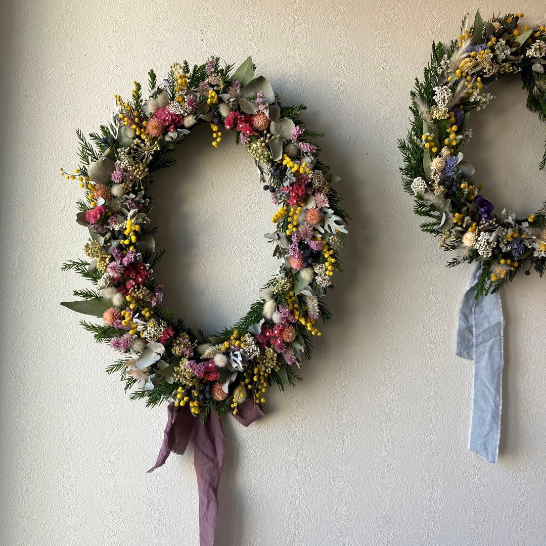 大きなミモザとピンクのオーバルリース　イタリア産ミランドール　スターチス　春