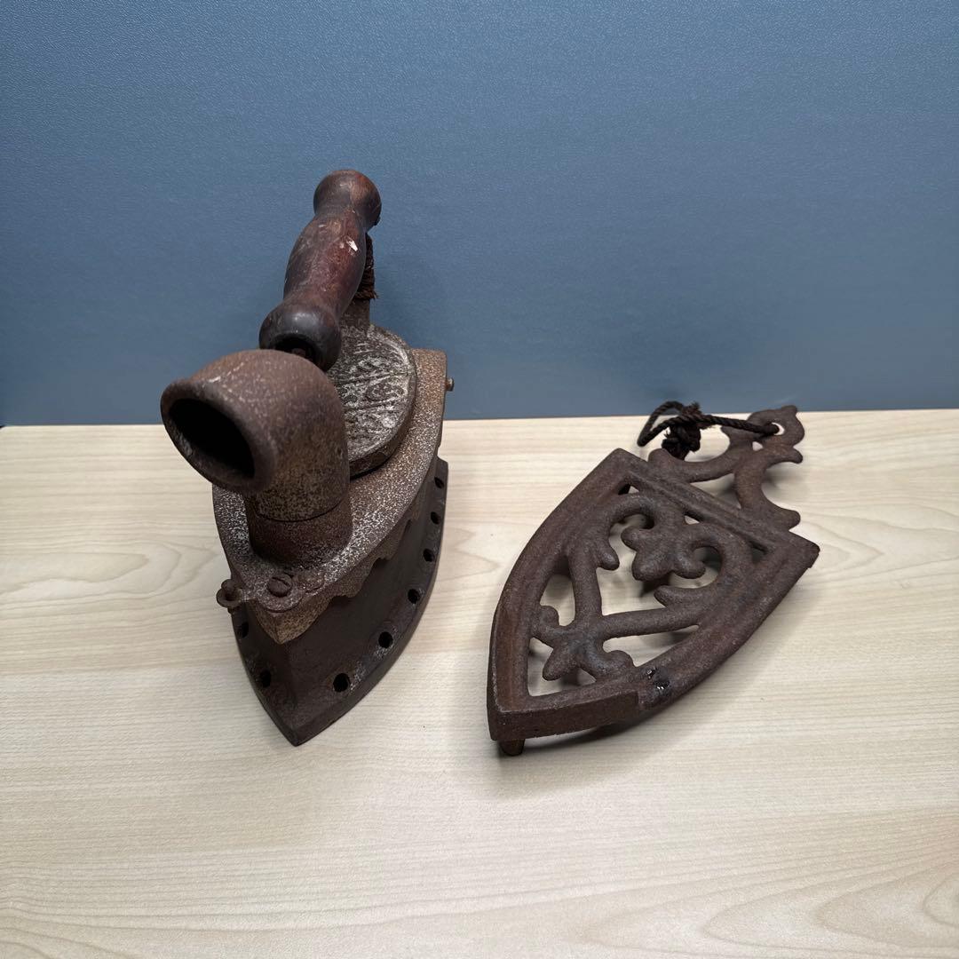 古い鉄アイロン 煙突付き