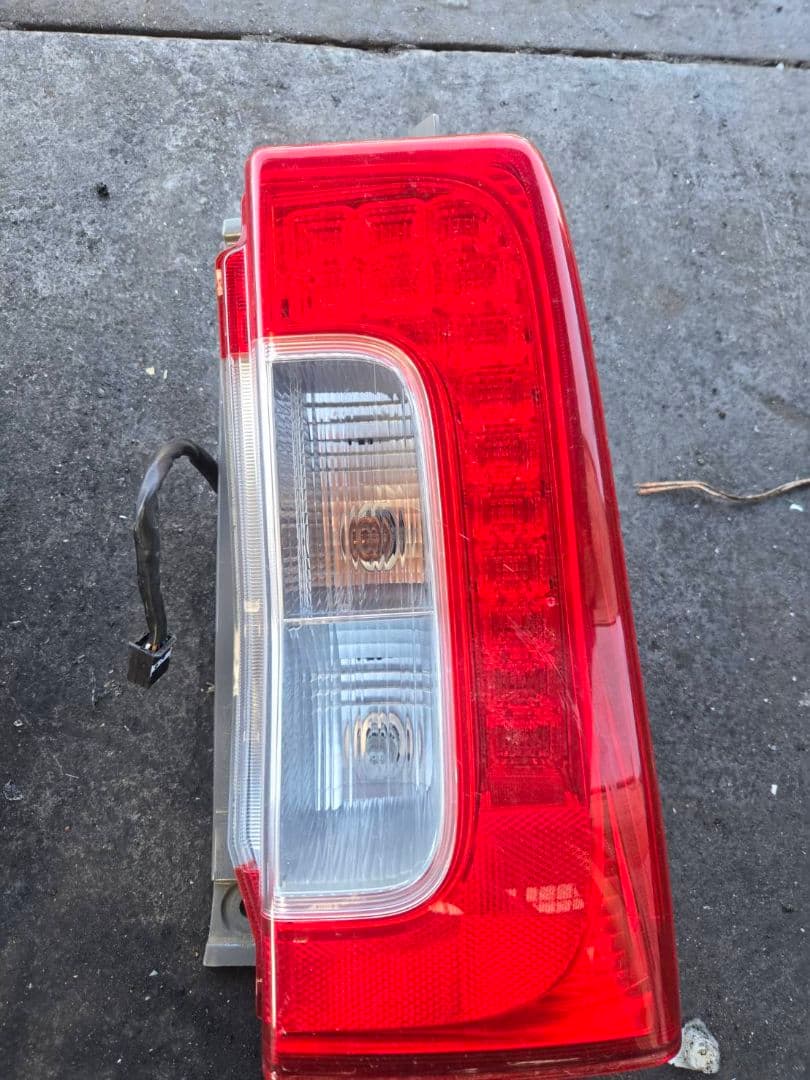 タンヴェル　LA600S 　ダイハツ　タント　テールランプ