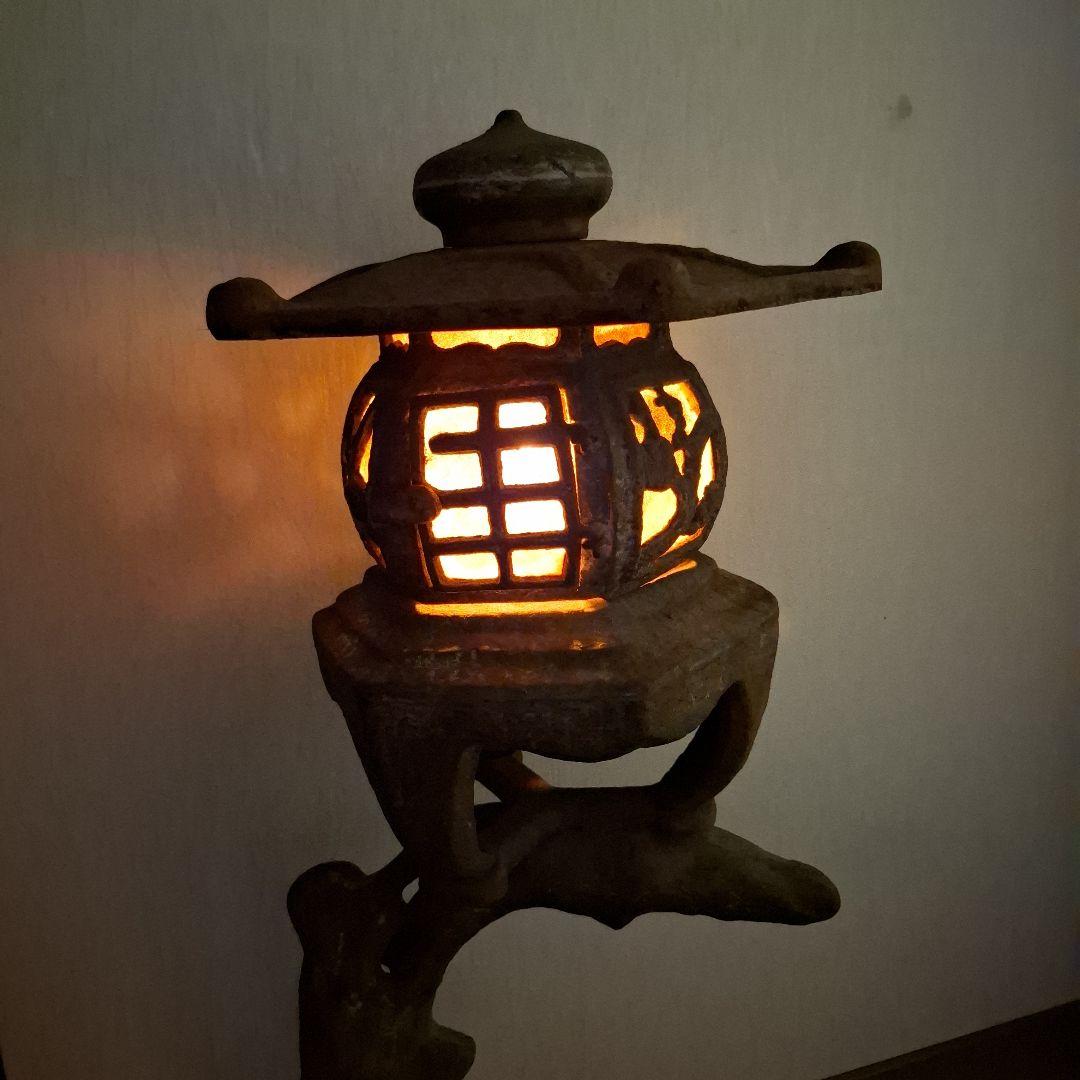伝統的な金属製燈籠　アンティーク　鉄鋳物製　灯篭