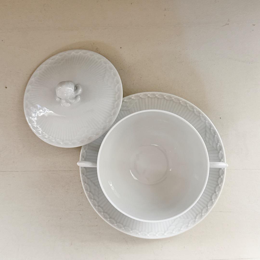 廃盤品☆ホワイトフルーテッド　蓋付きスープカップ