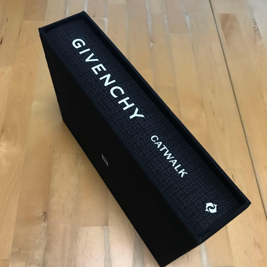 洋書　GIVENCHY CATWALK ジバンシィ