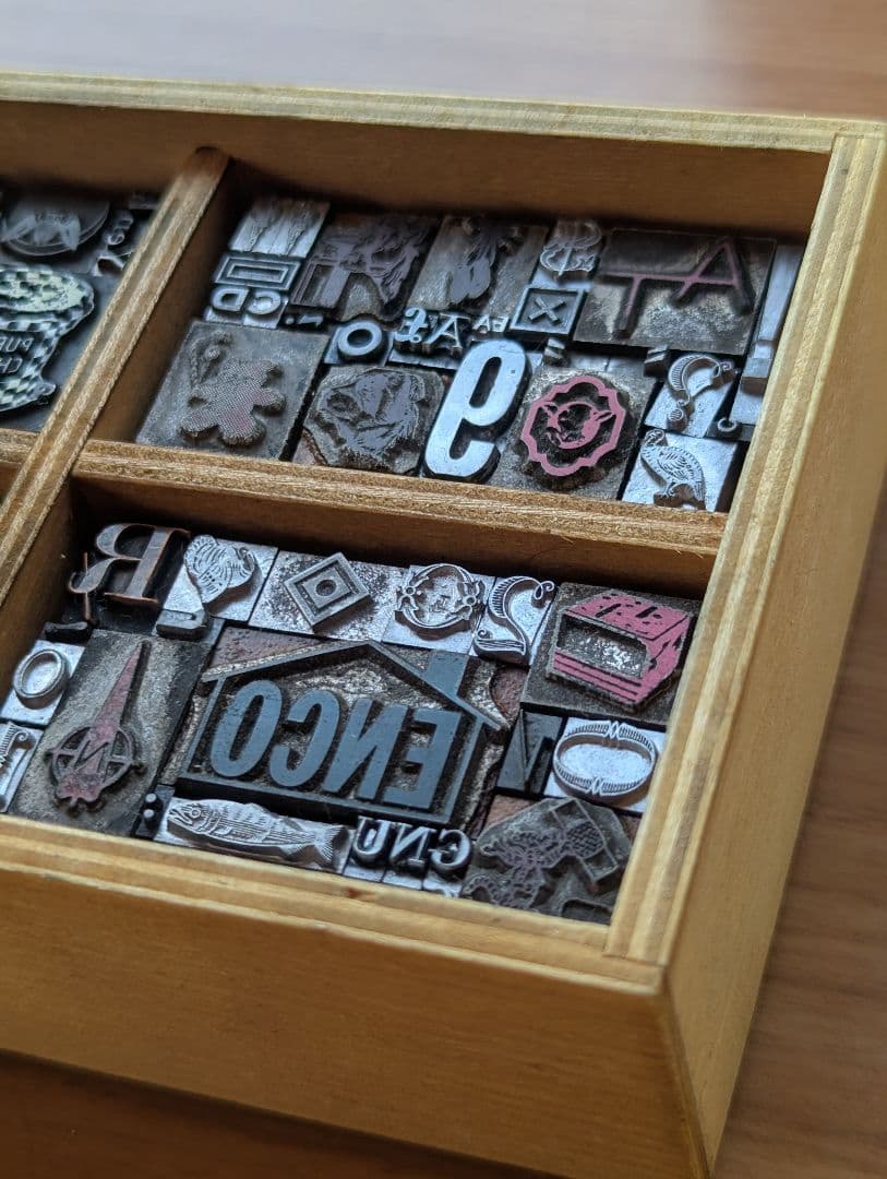 活版印刷　木製土台の活字など　C