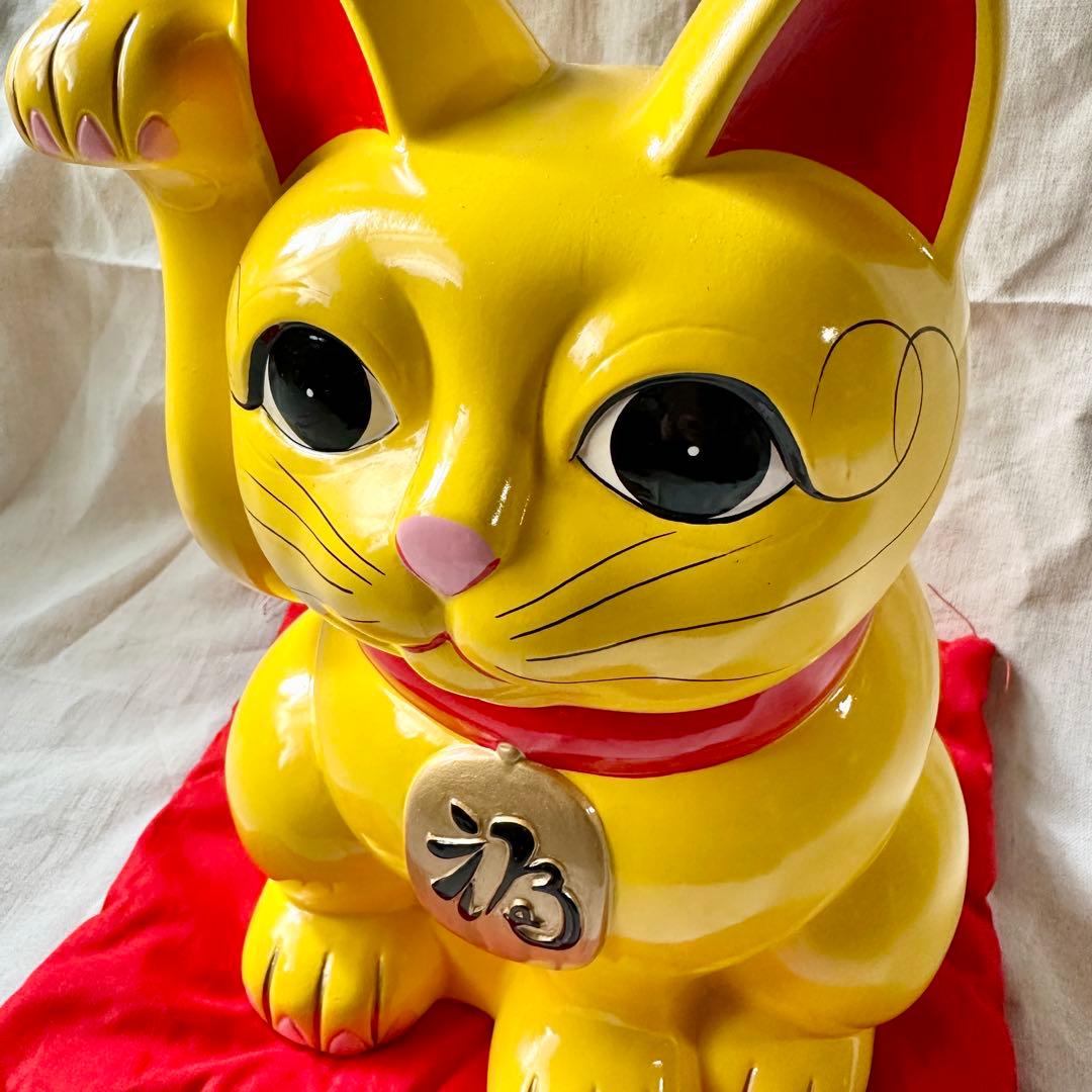 招き猫 右手あげ 黄色 10号 赤座布団