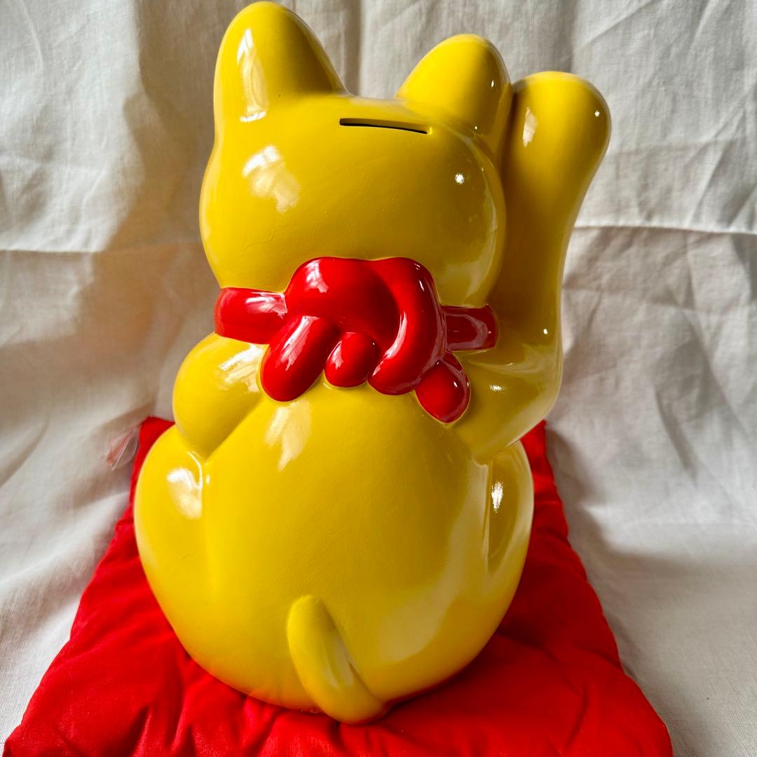 招き猫 右手あげ 黄色 10号 赤座布団