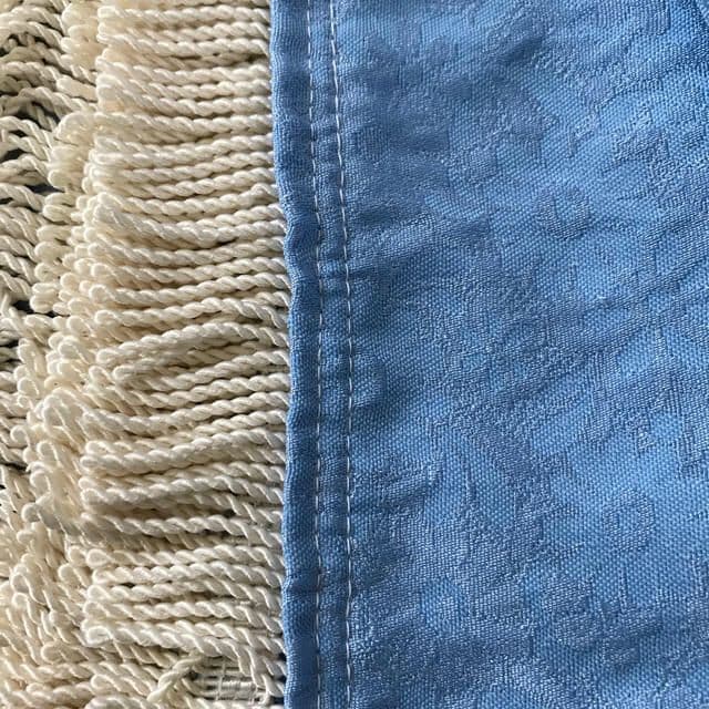 水色フリンジ付きテーブルセンター