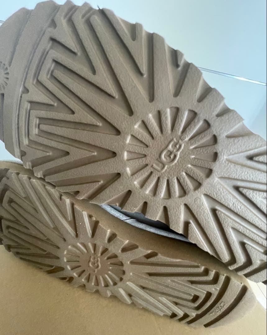 美品UGGムートンブーツ グレー7 スワロフスキーWOTERRESISTANT