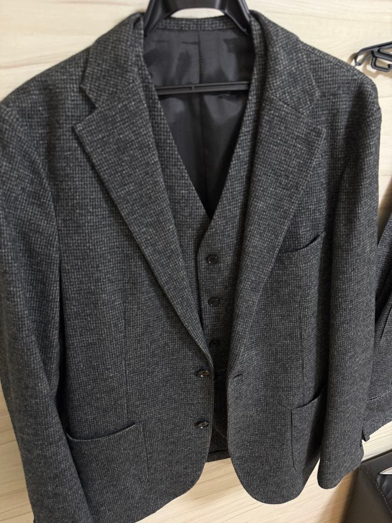 コムサイズム　ダークグレー スリーピーススーツ　テクスチャー
