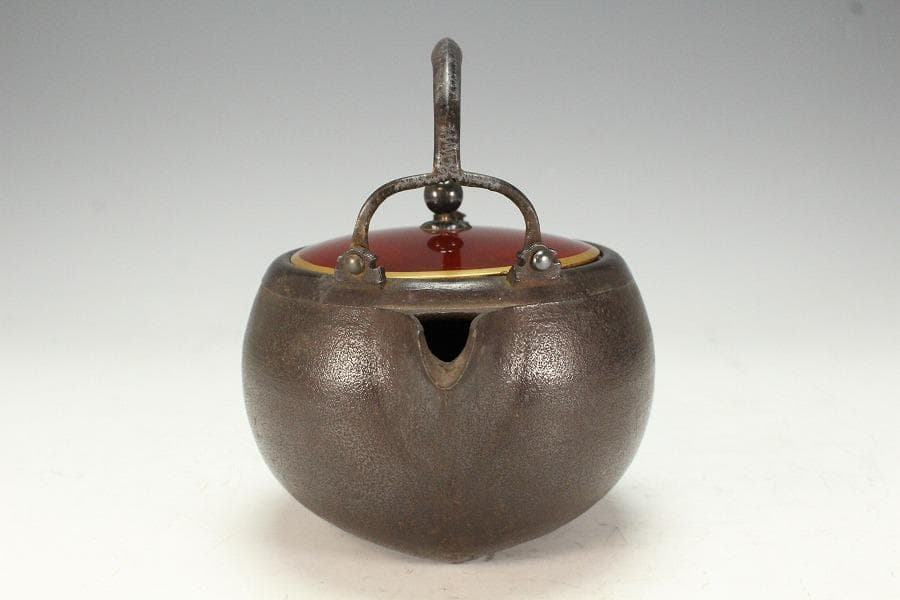 古鉄 持ち手 唐草 銀象嵌 瓶 注器 鉄瓶 銀摘 金縁朱塗蓋(K-XA812)