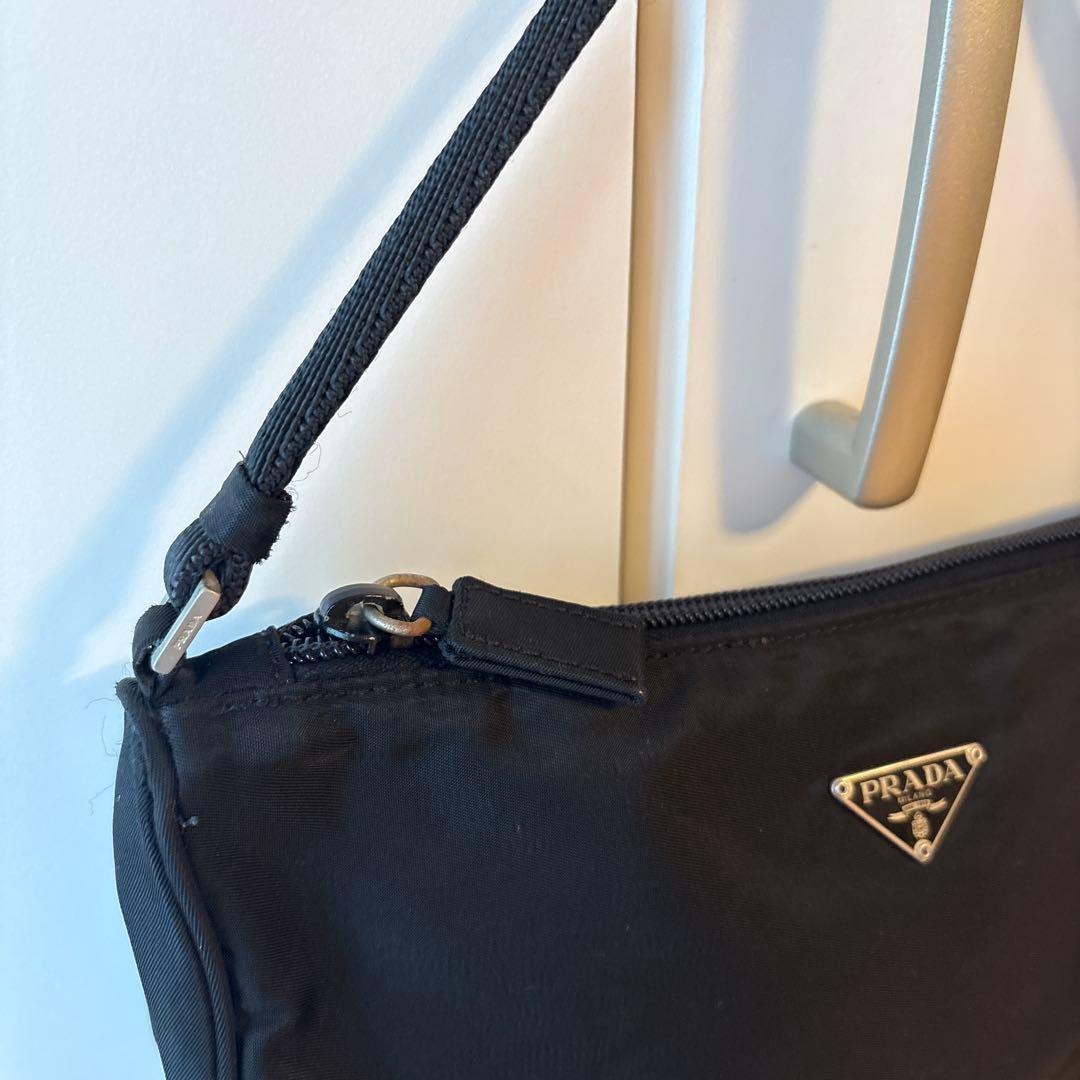 PRADA プラダ　アクセサリーポーチ ブラック ナイロン 三角ロゴ　黒