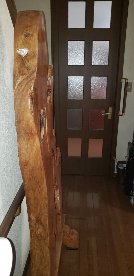 一枚板　自然な木の形状の置物　スタンド付き
