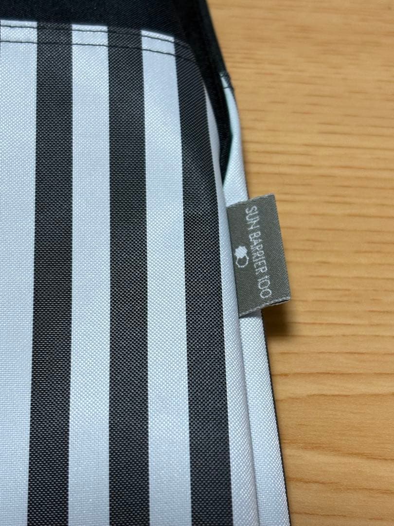 【日傘】サンバリア100 ２段折 / 白黒ストライプ(木ストレート手元)