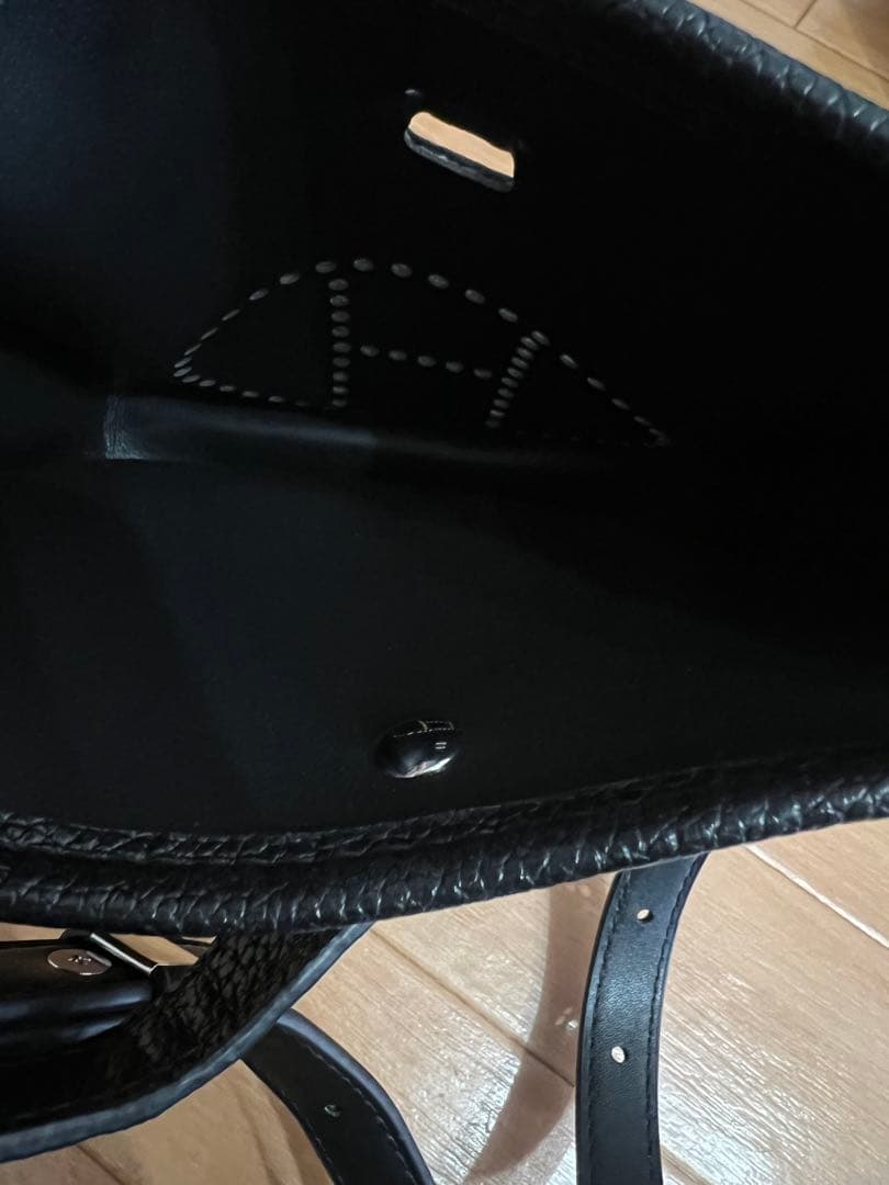 美品 ブラック レザー ショルダーバッグ Hロゴ ミニエブリン風