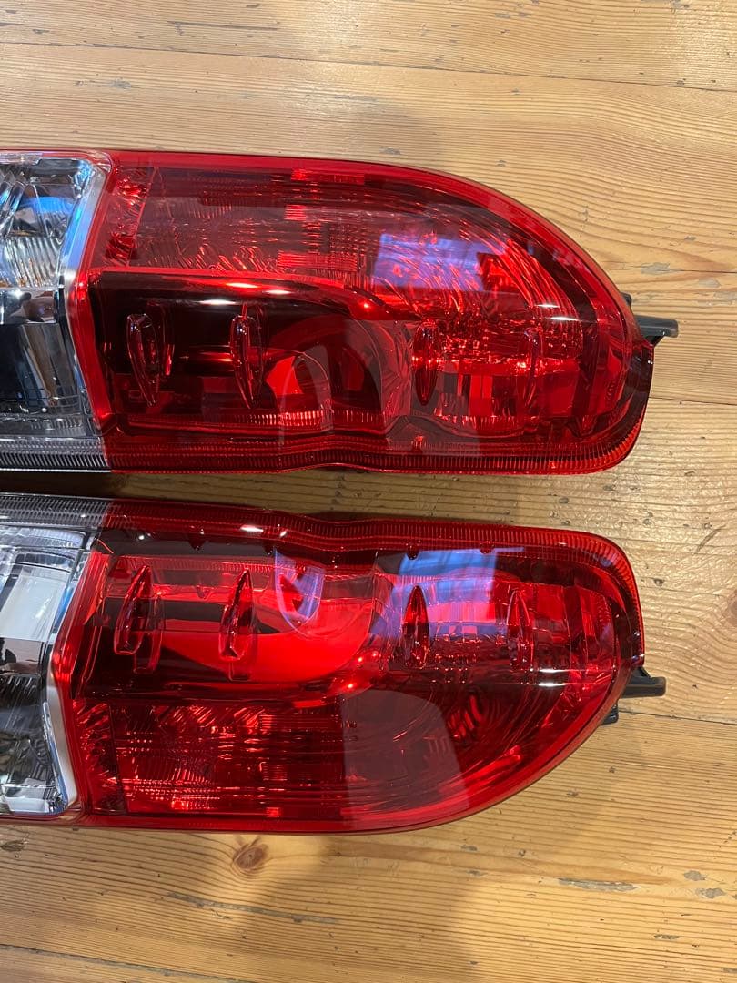 ハイエース8型純正テールランプ左右1セットスーパーGL 【新車外し】