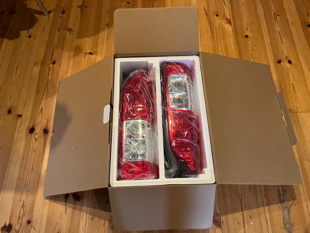 ハイエース8型純正テールランプ左右1セットスーパーGL 【新車外し】