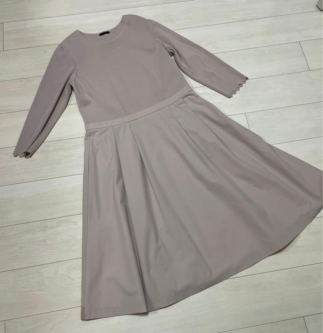 TO BE CHIC ピンクベージュ　お袖スカラップのかわいいワンピース　44