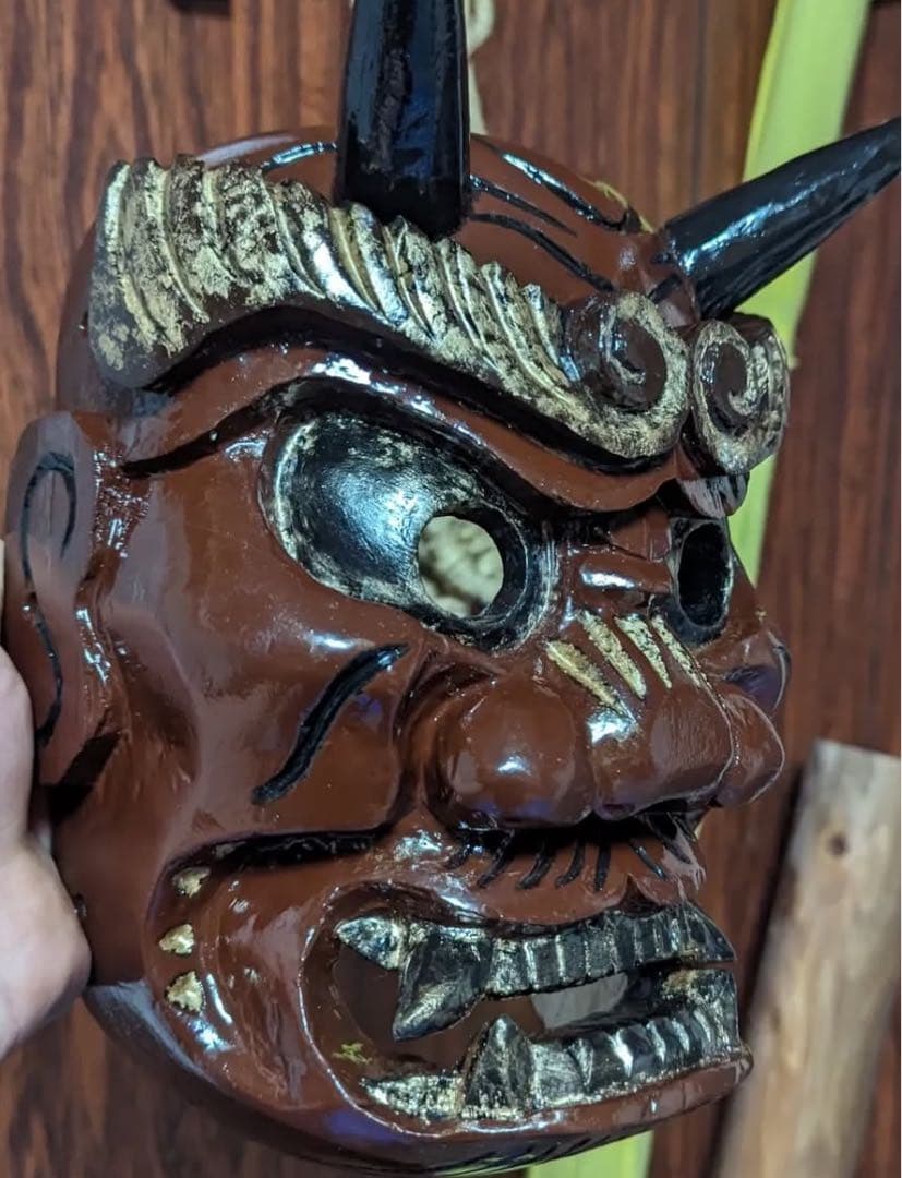伝統的な木製鬼面