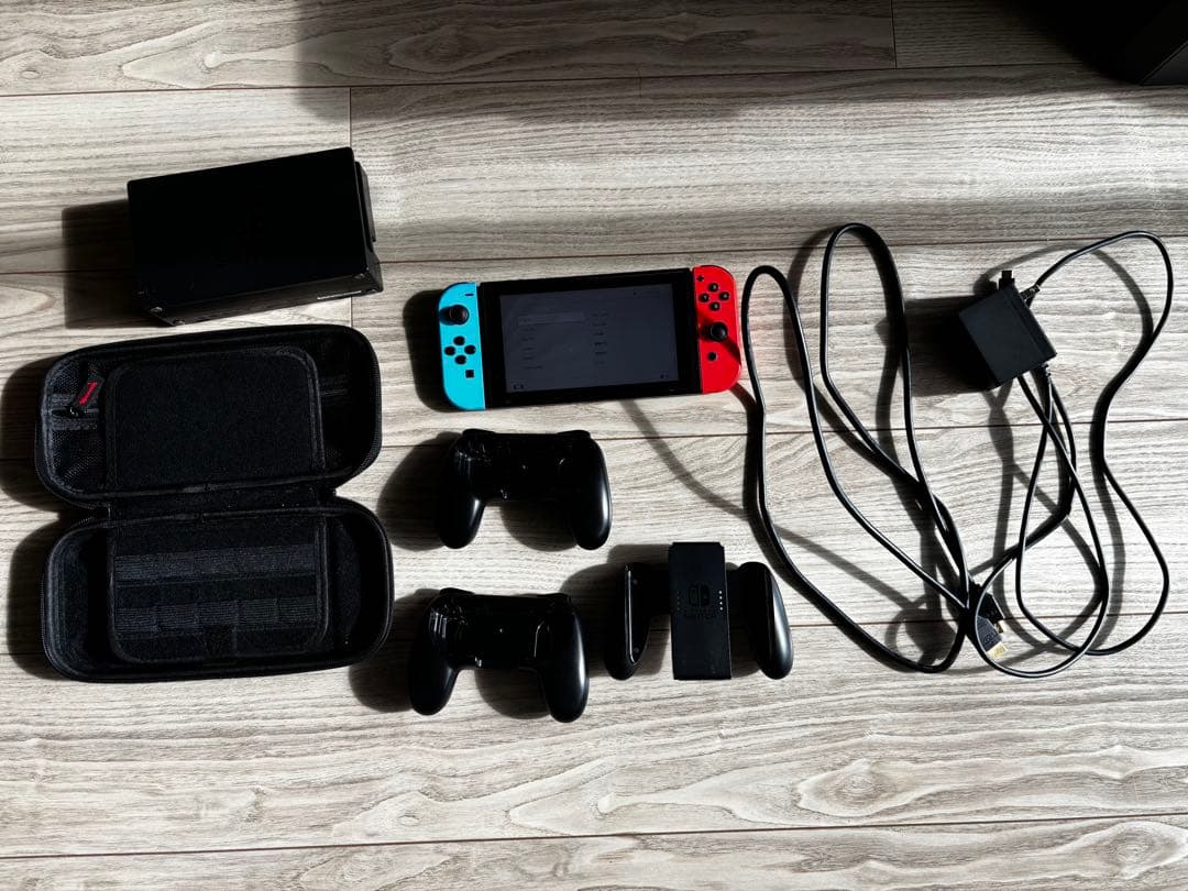 Nintendo Switch本体+ジョイコングリップ2個+ケースセット