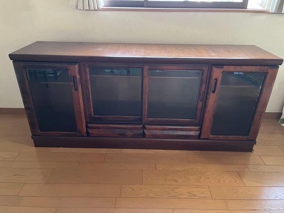 ダークブラウン木製キャビネット ガラス扉付き