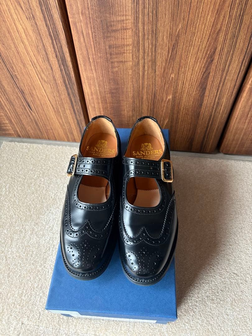 【ほぼ新品】SANDERS 2265B FEMALE PUNCHEDSANDAL