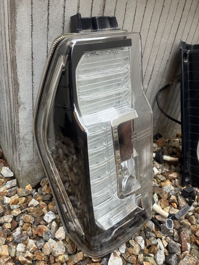 シフォン（ダイハツ　タントOEM） 純正テールレンズ　左右セット　後期カスタム