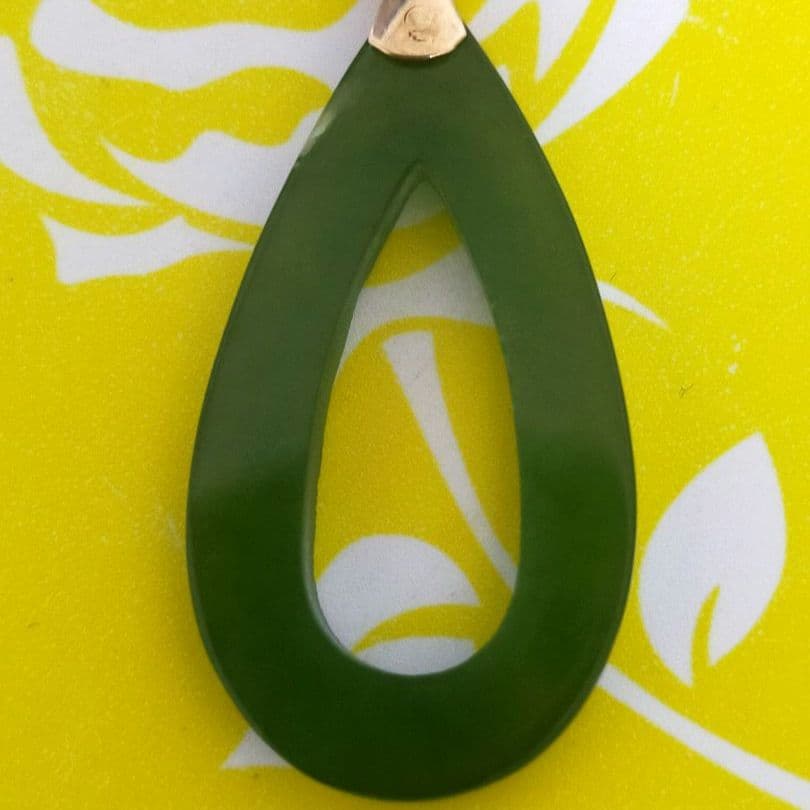 14K 刻印　翡翠？玉石？　緑色のジェイドドロップ型ペンダント