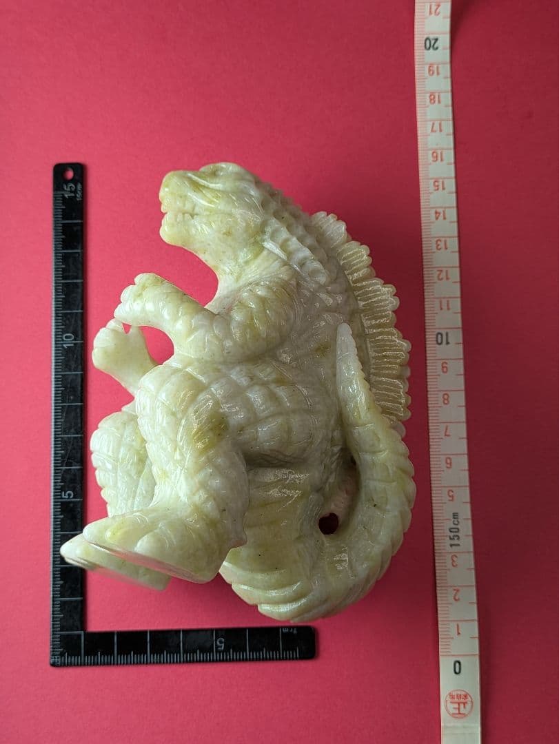 天然石 翡翠【ひすい】のゴジラ？恐竜の置物です。サイズは約13.5㌢×9.5㌢！