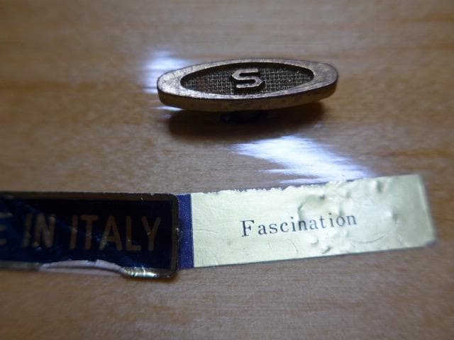 イタリア製の大きな象嵌のミュージックボックス。曲は「魅惑のワルツ」。古いもの。