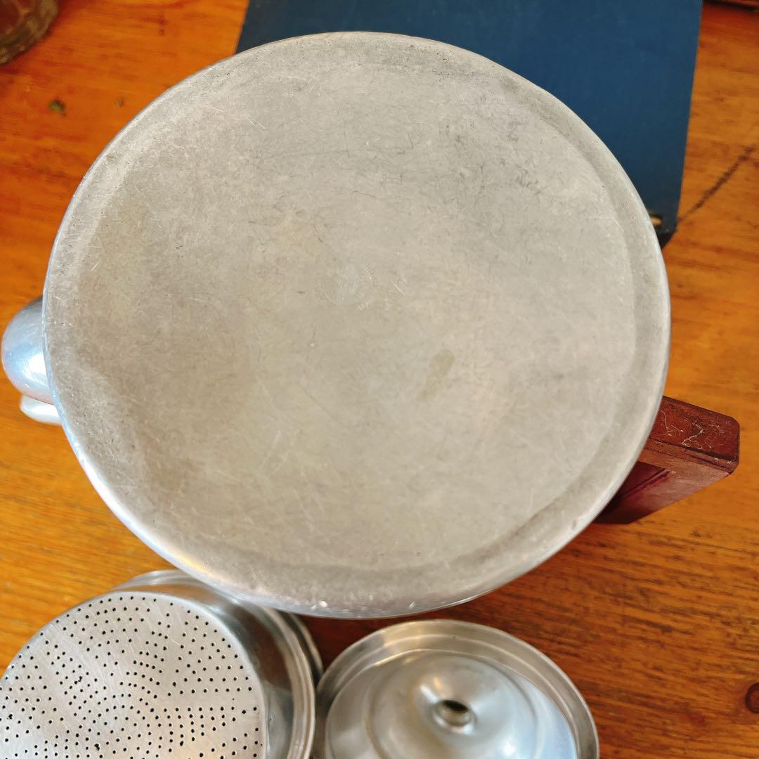 木の取手が可愛いアルミのティーポット