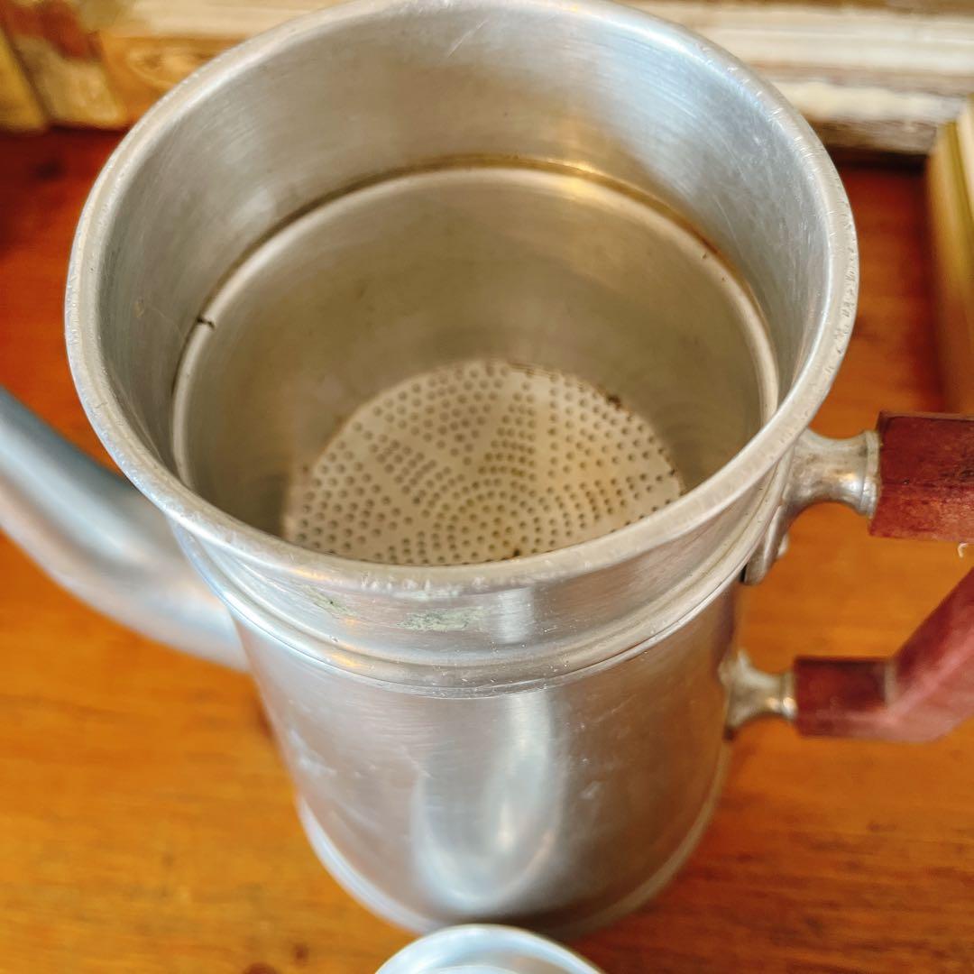 木の取手が可愛いアルミのティーポット