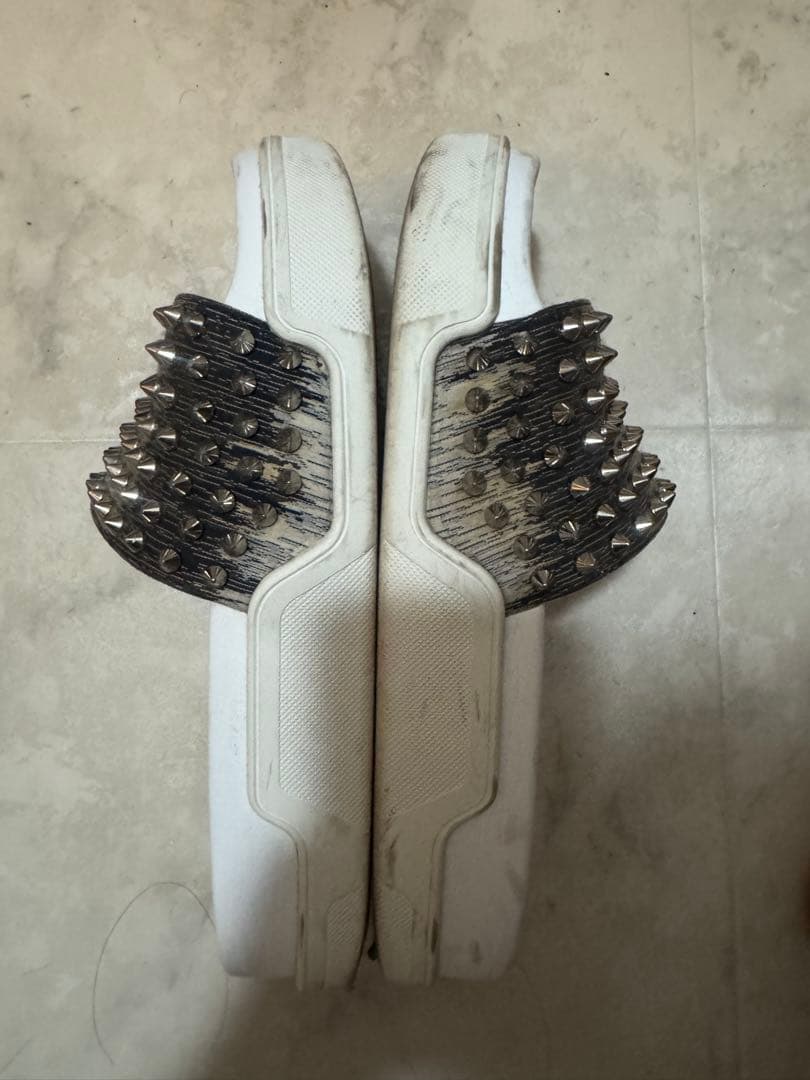 スパイク装飾の厚底サンダル