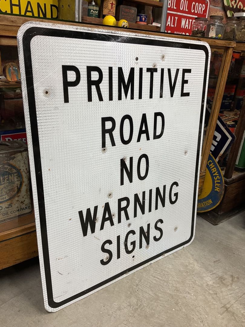 USA ストリート看板　15箇所弾痕