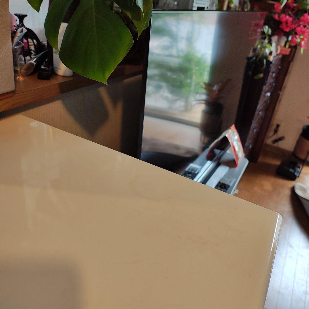 黒い木製食器棚 ホワイト天板付き