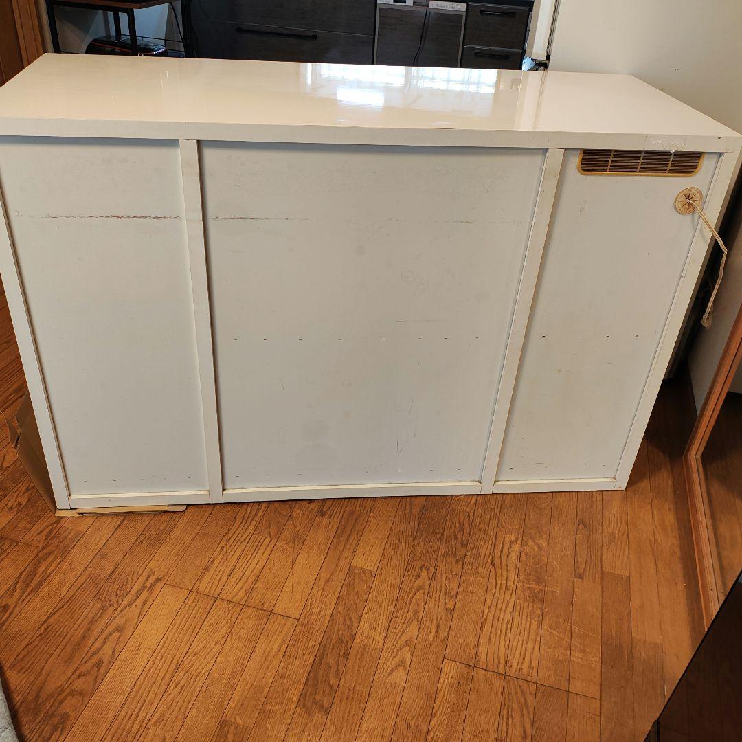 黒い木製食器棚 ホワイト天板付き