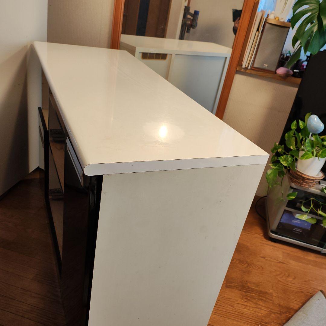 黒い木製食器棚 ホワイト天板付き