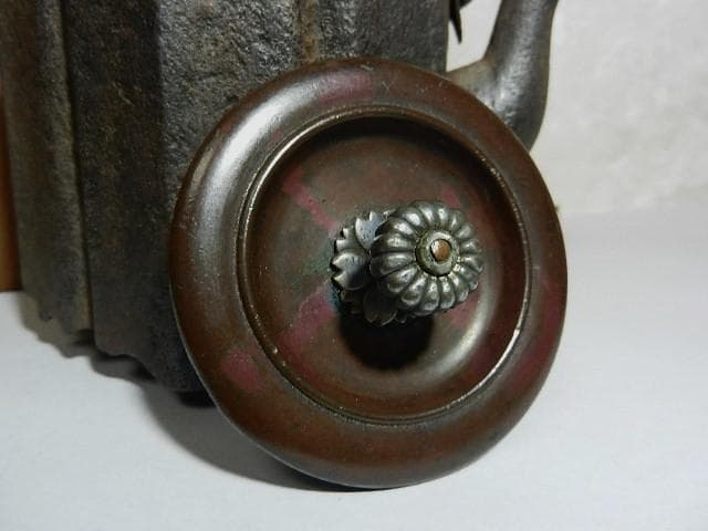 破れ尾垂型六角鉄瓶　銘『胴「仁左エ門」／銅蓋裏「晴寿造」』（７５０㏄、１．３㎏）