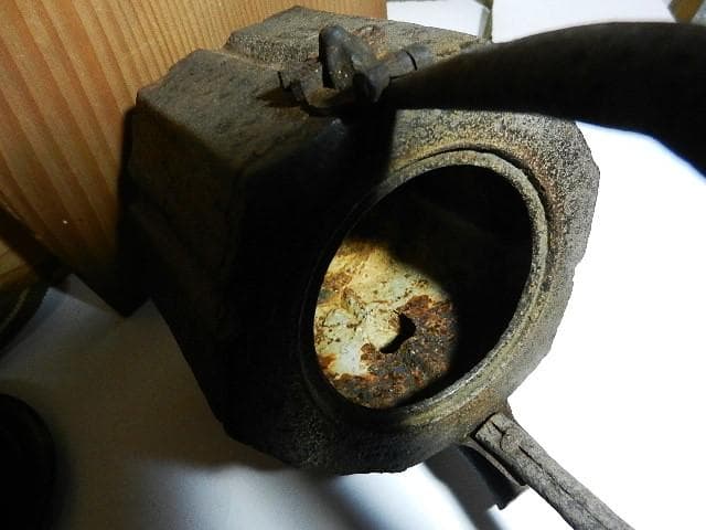 破れ尾垂型六角鉄瓶　銘『胴「仁左エ門」／銅蓋裏「晴寿造」』（７５０㏄、１．３㎏）