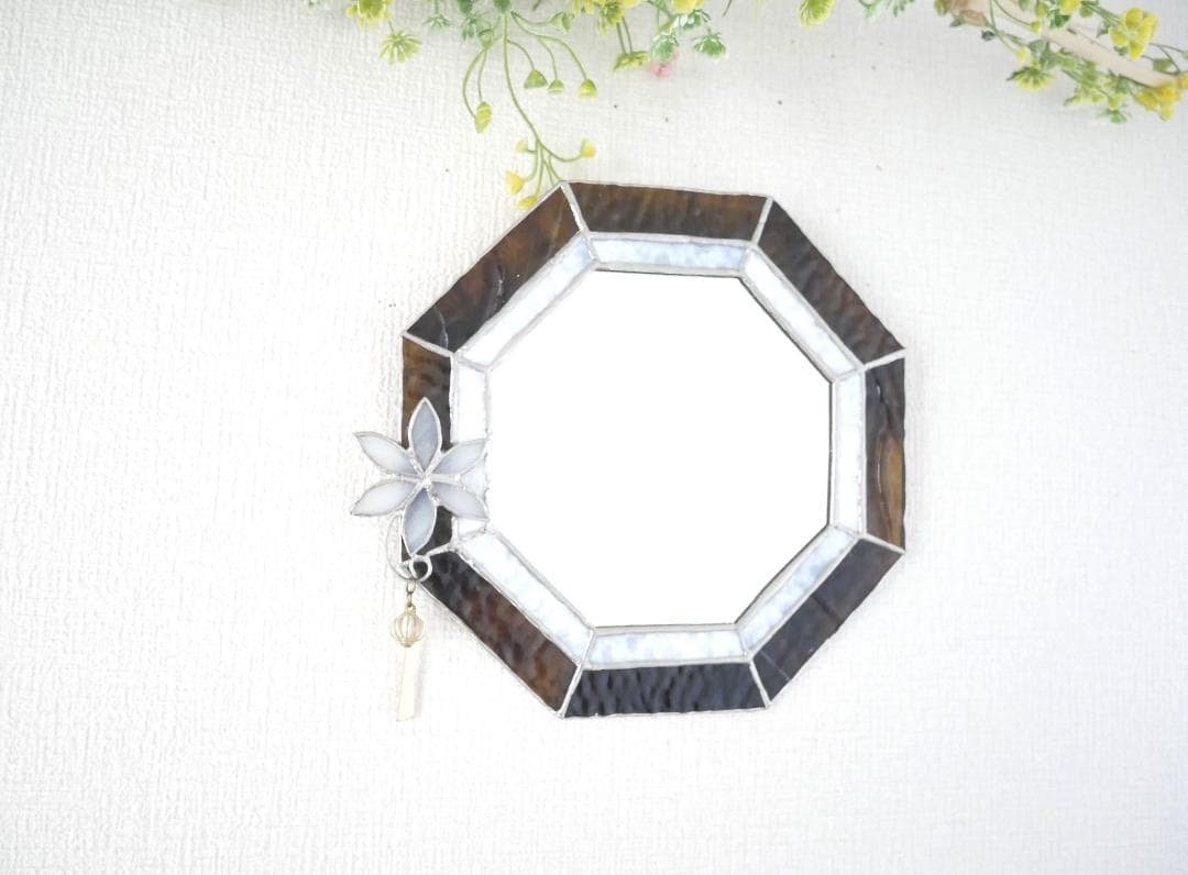 ✴︎:.。ブラウンとホワイトのツートン八角形鏡♪　ステンドグラス　(22㎝）