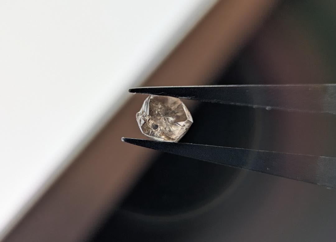 天然ダイヤモンド（蛍光アリ）　1.845カラット