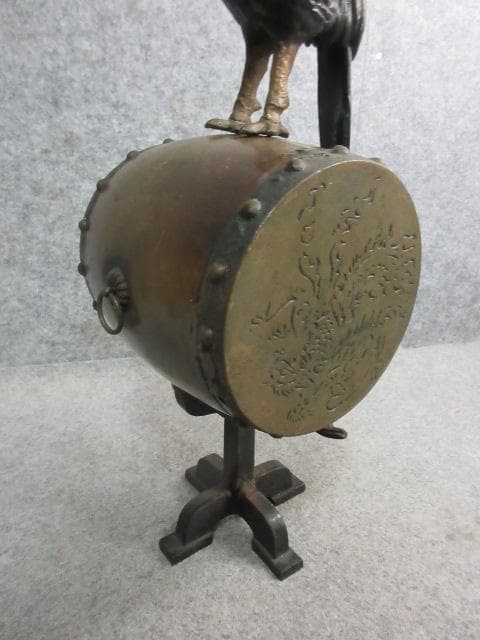 鉄製太鼓に尾長鶏置物 [B24963]