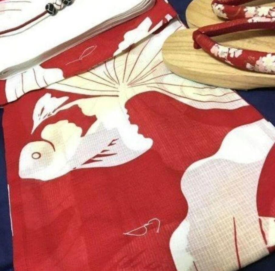 お任せ白の半幅帯+お任せ赤の帯締め+お任せ白台の赤鼻緒下駄のセット◆優美な金魚柄